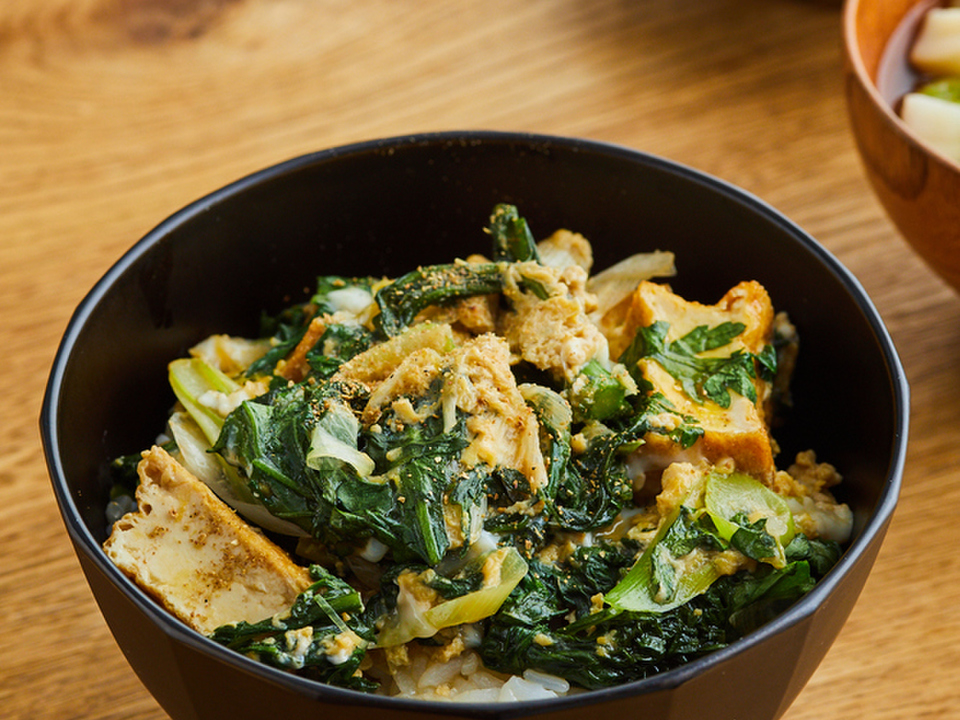 春菊と厚揚げの卵とじ丼