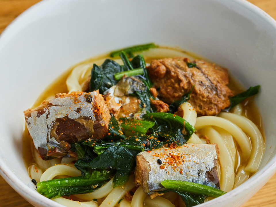 さば缶で みそ煮込みうどん