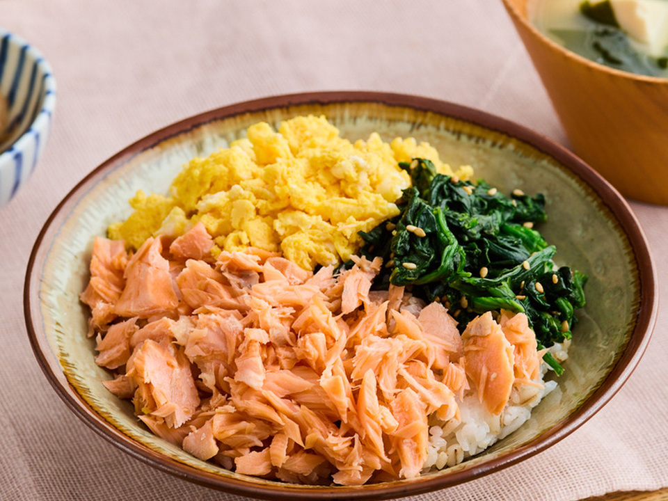 鮭と卵とほうれん草の彩り３色丼