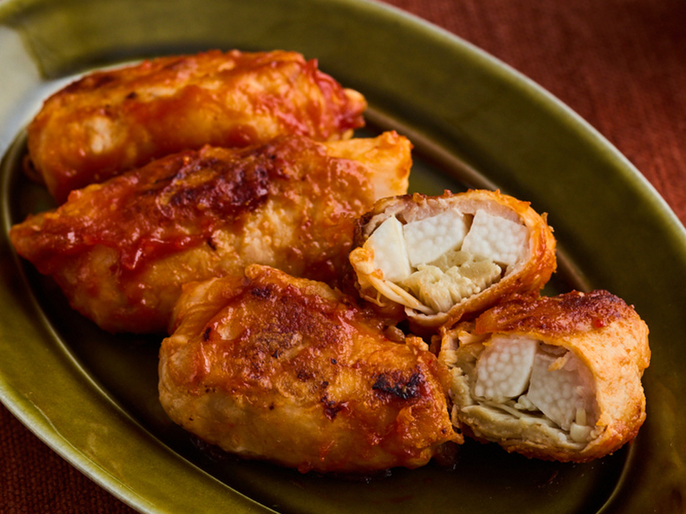 長いもとえのきの肉巻きチリ炒め