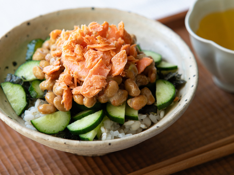 納豆と鮭フレークの丼