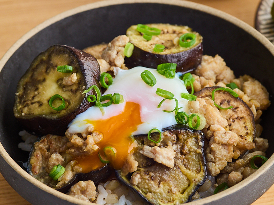 なすと鶏ひき肉の甘辛みそ炒め丼