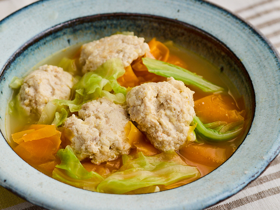 豆腐鶏団子と野菜の中華スープ