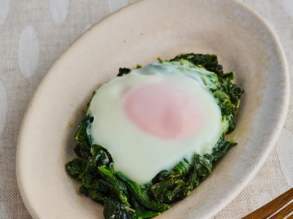 朝食に ほうれん草の巣ごもり卵