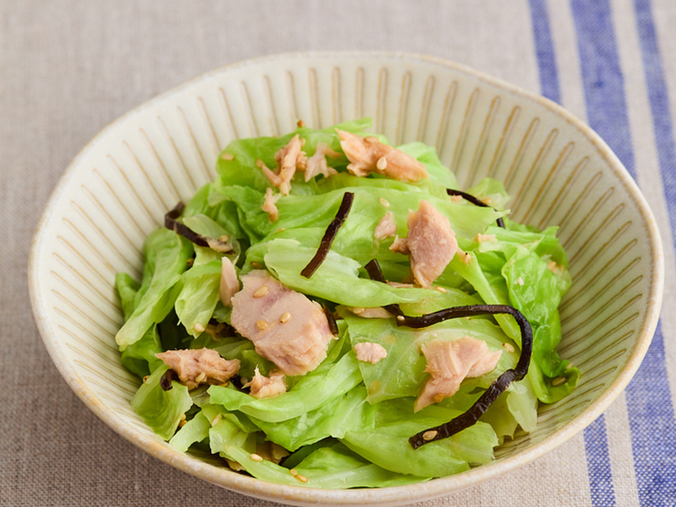 ちぎりキャベツとツナの塩昆布あえ