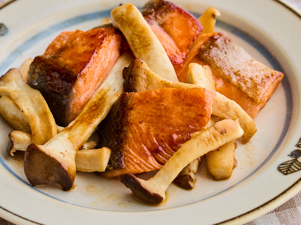 サーモンとエリンギのバターしょうゆ炒め