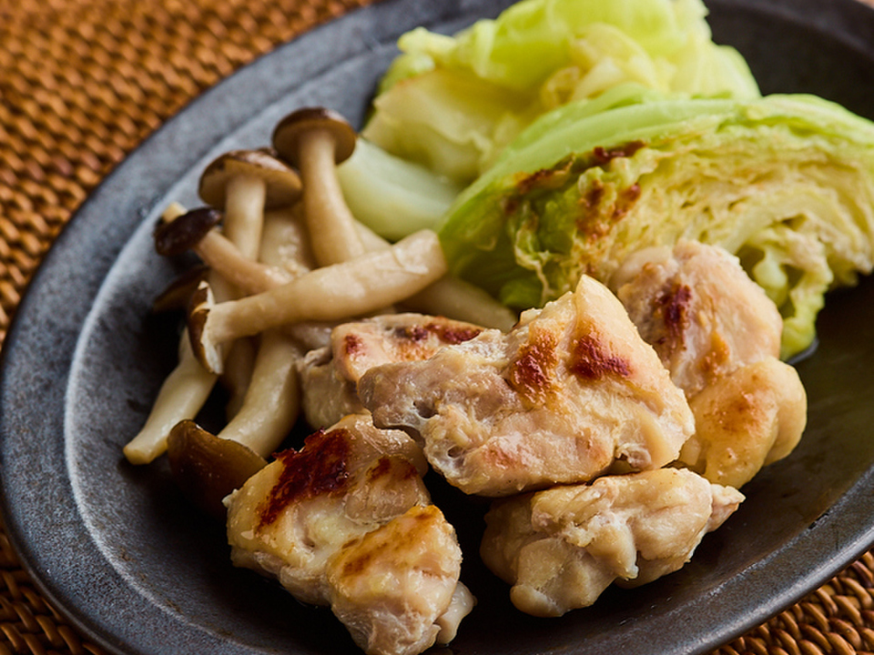 鶏肉とキャベツの塩蒸し焼き
