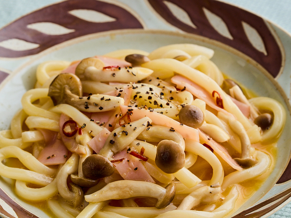 電子レンジで ピリ辛カルボナーラうどん