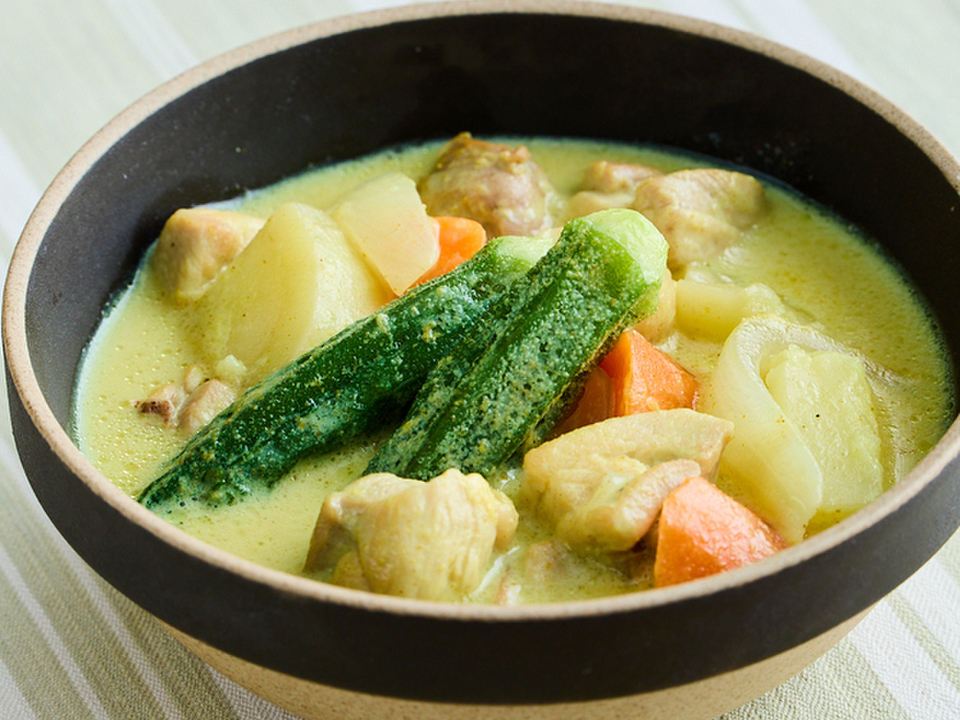 鶏肉と野菜の豆乳スープカレー