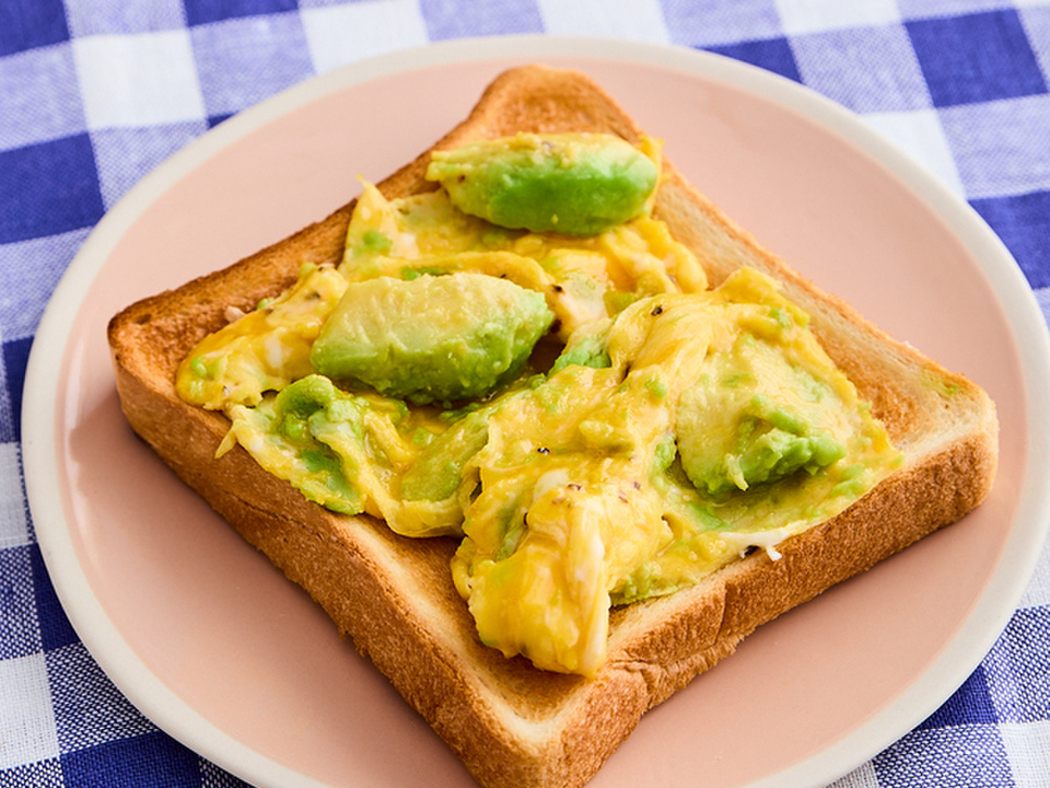 アボカドのスクランブルエッグトースト