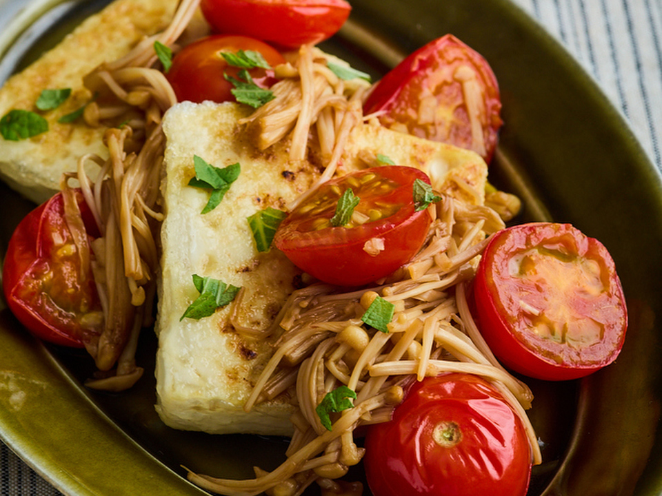 豆腐ステーキの和風トマトソースがけ