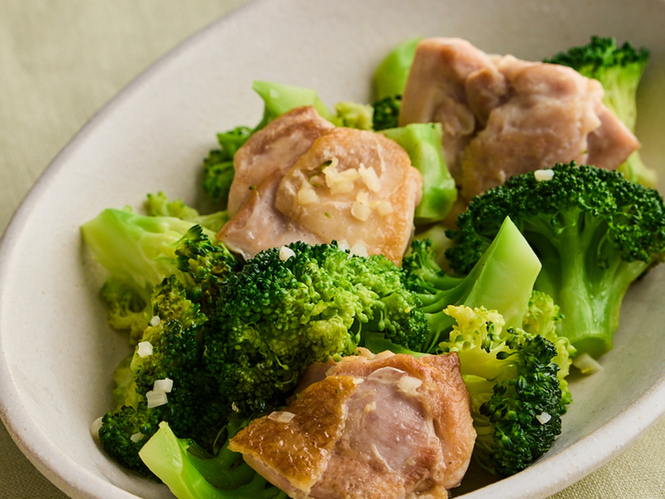 鶏肉とブロッコリーの塩蒸し煮