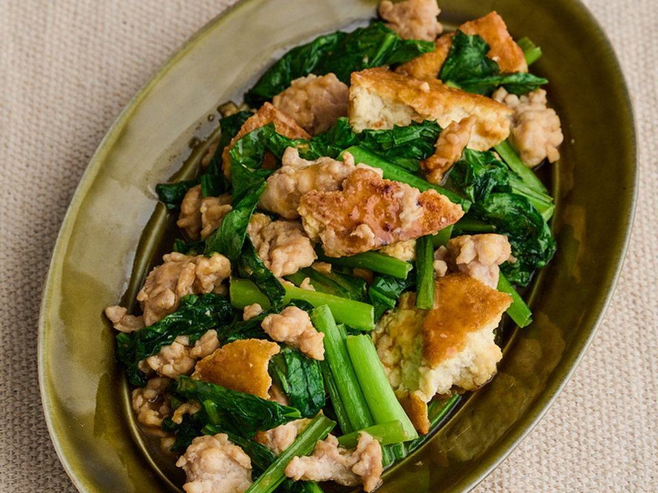 厚揚げと小松菜の甘辛そぼろ炒め