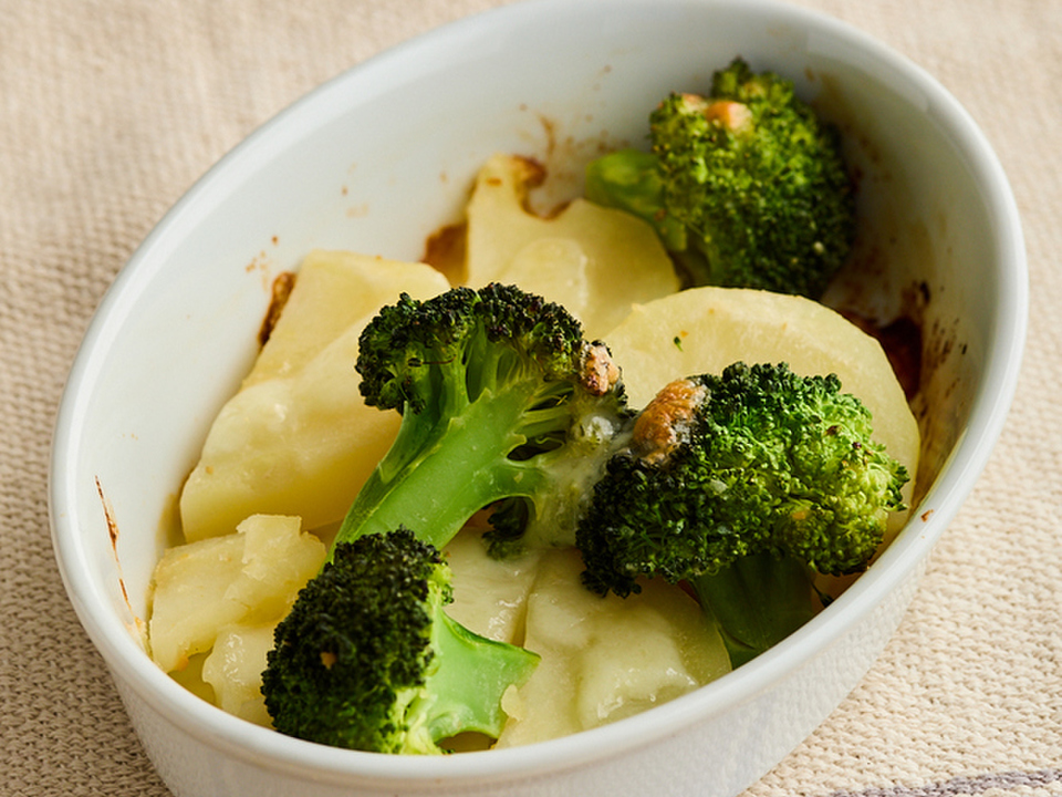 じゃがいもとブロッコリーのチーズ焼き