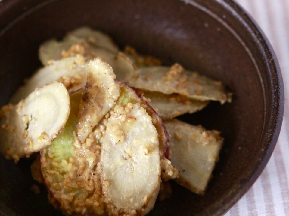 サツマイモとゴボウのゴマたっぷりサラダ