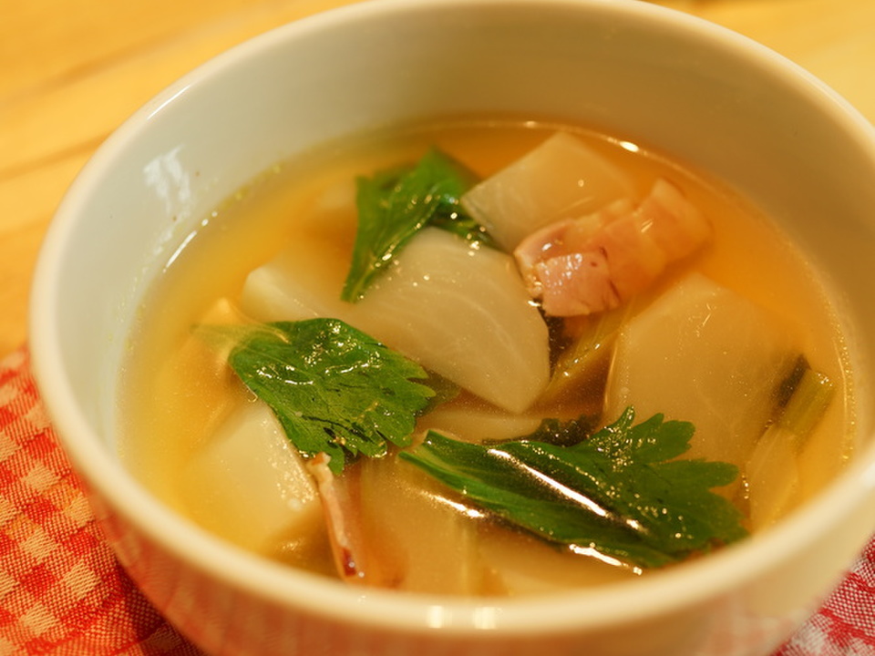 かぶとセロリとコンソメスープ