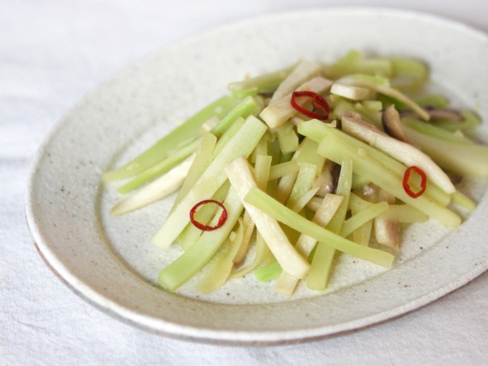 エリンギとブロッコリーの茎で洋風きんぴら