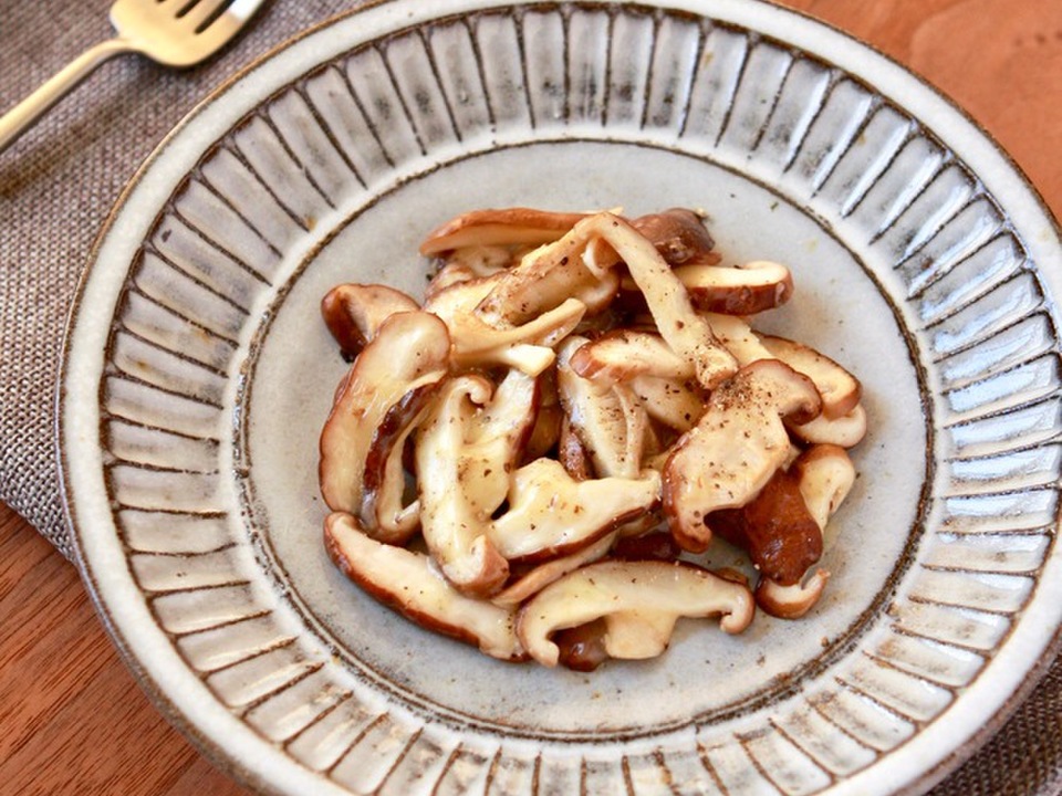 簡単おつまみ しいたけの黒こしょうチーズ焼き