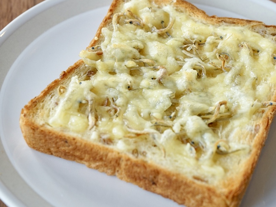 朝食に ちりめんじゃこチーズトースト