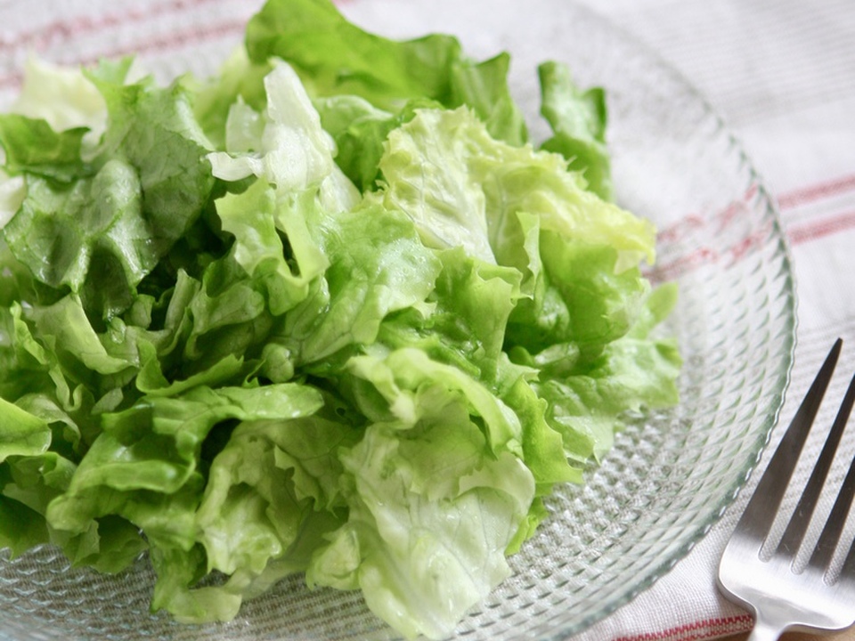 シンプルなレタスのサラダ