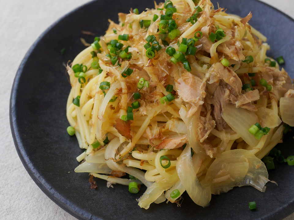 ツナと玉ねぎのにんにく醤油パスタ