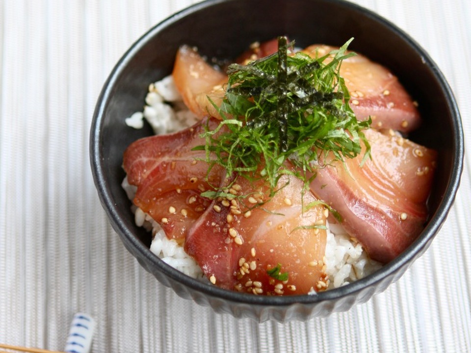 お刺身で ぶりの漬け丼