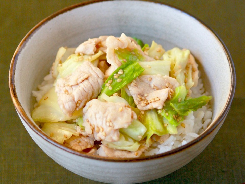 豚肉とキャベツのごまみそ丼