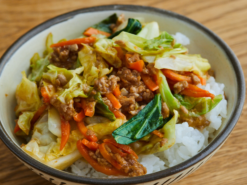 キャベツの甘辛ひき肉丼