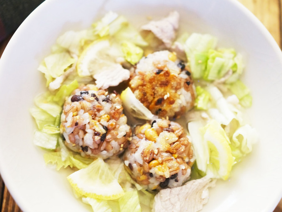 蒸し雑穀のレモンレタススープ