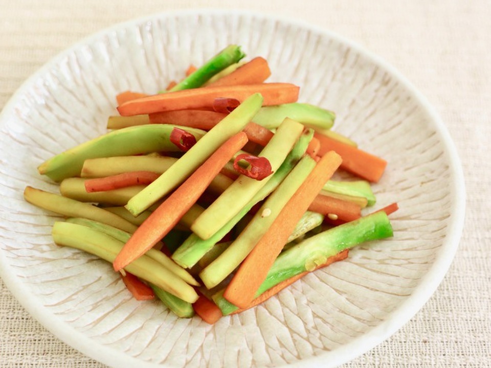 ブロッコリーの茎とニンジンのきんぴら