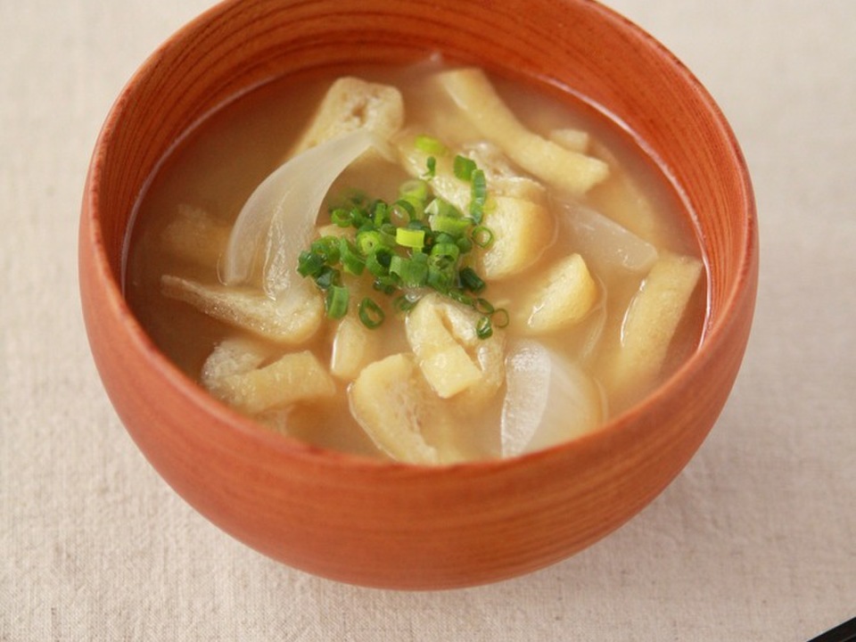 とろあま玉ねぎと油揚げの味噌汁