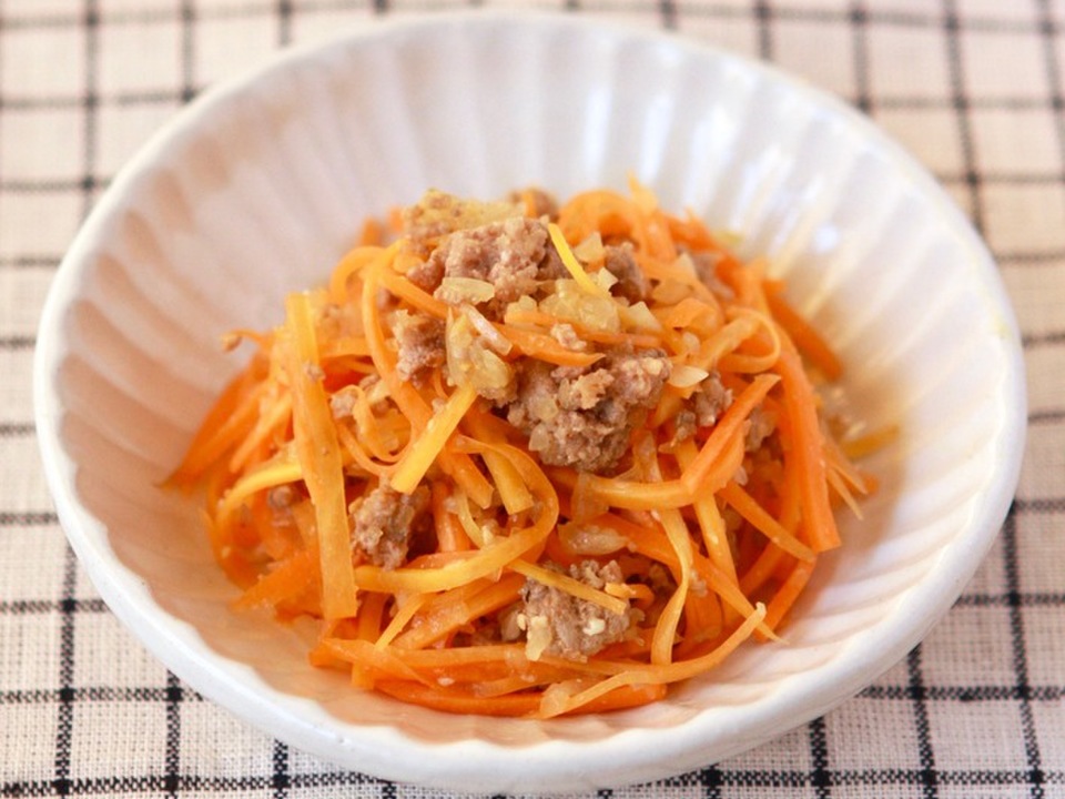 油不使用 人参とひき肉の味噌炒め