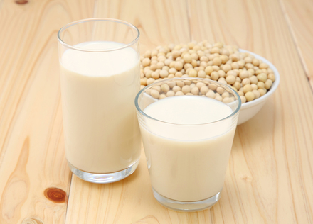 【管理栄養士監修】イソフラボンなど、大豆の栄養を手軽に！「豆乳」の魅力とおすすめレシピ