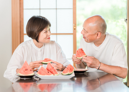 【管理栄養士が解説】高齢者の夏の脱水対策｜見逃しやすい症状と水分補給