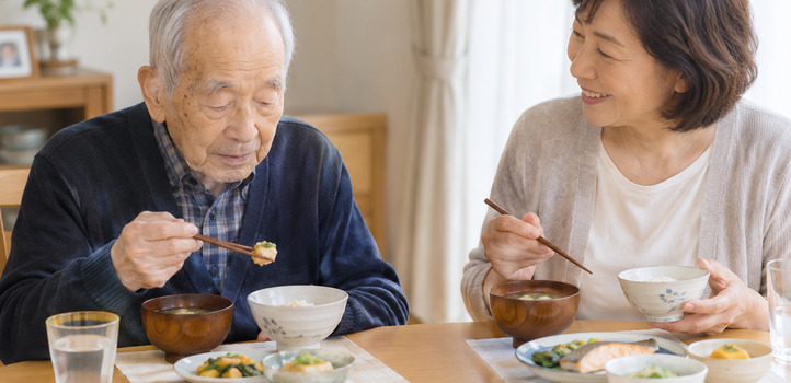 【管理栄養士が解説】介護の食事で「栄養が偏る」ときは？少量でもエネルギーとたんぱく質がとれる工夫とレシピ5選