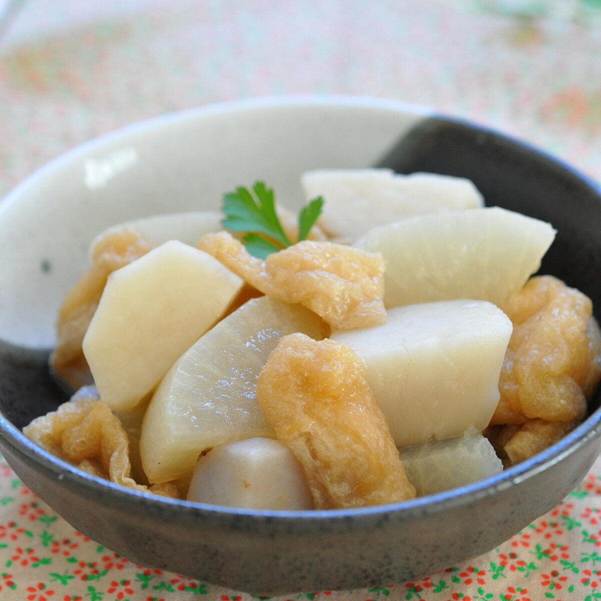 里芋 と 大根 の 煮物