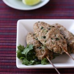 パクチーと豚ひき肉のエスニック串焼き