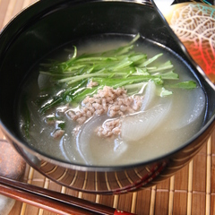 家族に好評 たまねぎと挽き肉の味噌汁