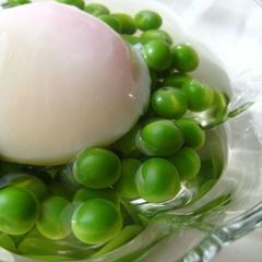 艶々 グリーンピースの翡翠煮温玉のせ
