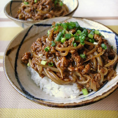 もやしと豚ひき肉のピリ辛味噌丼