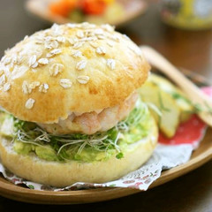 プリプリ 海老バーグとアボカドのバーガー