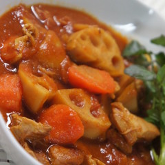 鶏もも肉とれんこんのカレートマト煮込み