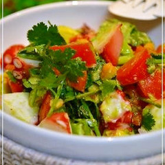 タコとアボカド トマトのパクチーサラダ