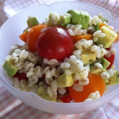 菜食 押し麦とアボカドとトマトのサラダ