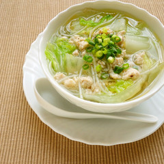 煮るだけ簡単 鶏ひき肉と白菜の春雨スープ