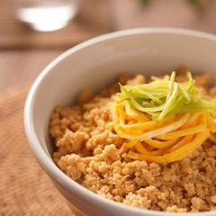 ふんわり鶏そぼろの三色丼