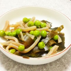 グリンピースと蒟蒻のやさしい煮物