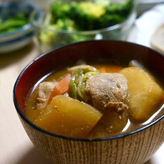 まぐろ切り落としと大根の味噌汁