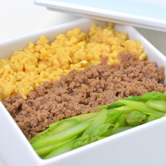 豚そぼろ・卵・アスパラの三色丼