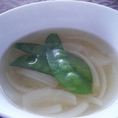 玉葱と絹さやの中華スープ